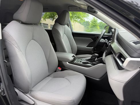 Used 2022 Toyota Highlander LE AWD/4WD image 36
