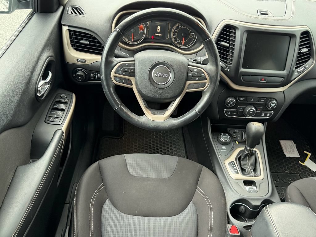 Used 2017 Jeep Cherokee Latitude w/ Cold Weather Group AWD/4WD image 9