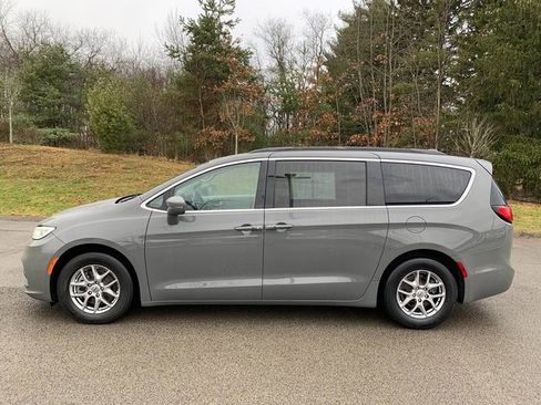 Used 2021 Chrysler Pacifica Touring image 2