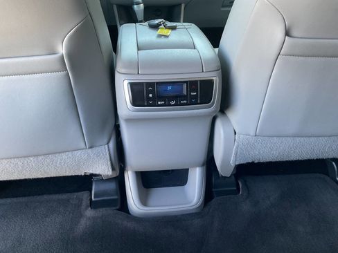 Used 2015 Toyota Highlander Plus AWD/4WD image 32