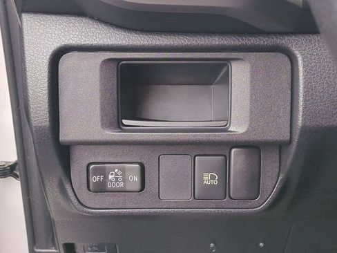 Used 2018 Toyota Tacoma SR5 RWD image 18