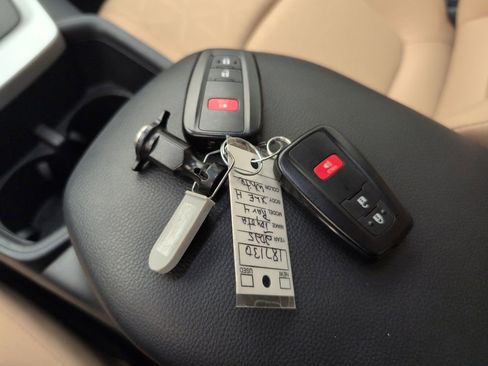 Used 2025 Toyota RAV4 XLE AWD/4WD image 39
