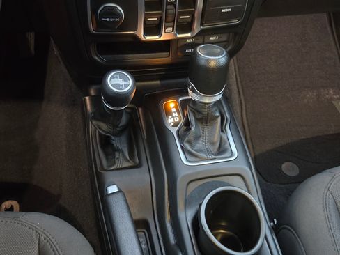 Used 2023 Jeep Wrangler Unlimited Sport AWD/4WD image 31