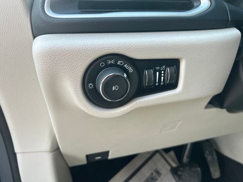 Used 2023 Chrysler Pacifica Touring-L FWD image 19
