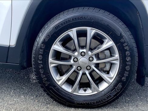 Used 2019 Jeep Cherokee Latitude Plus AWD/4WD image 9