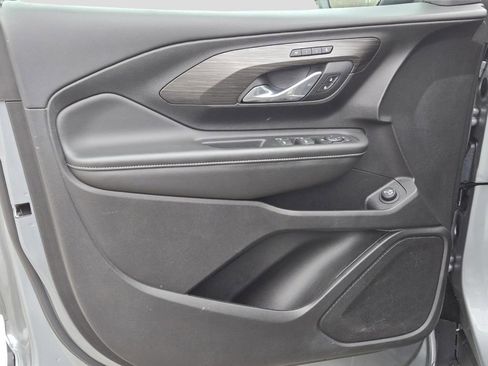 Used 2024 GMC Terrain SLT image 16