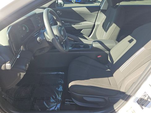 Used 2025 Hyundai Elantra Blue image 15