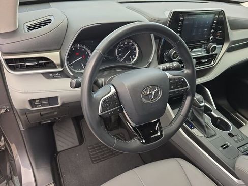 Used 2021 Toyota Highlander XLE FWD image 18