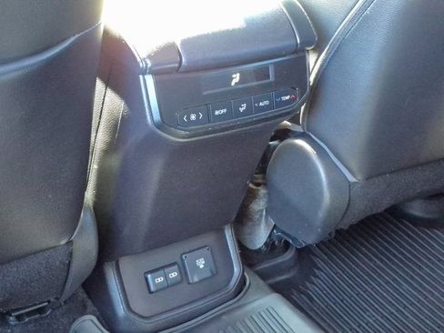 Used 2023 Toyota Highlander Limited image 17