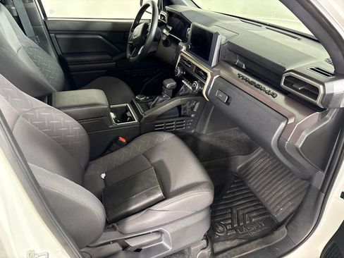 Used 2025 Toyota Tacoma SR5 AWD/4WD image 18