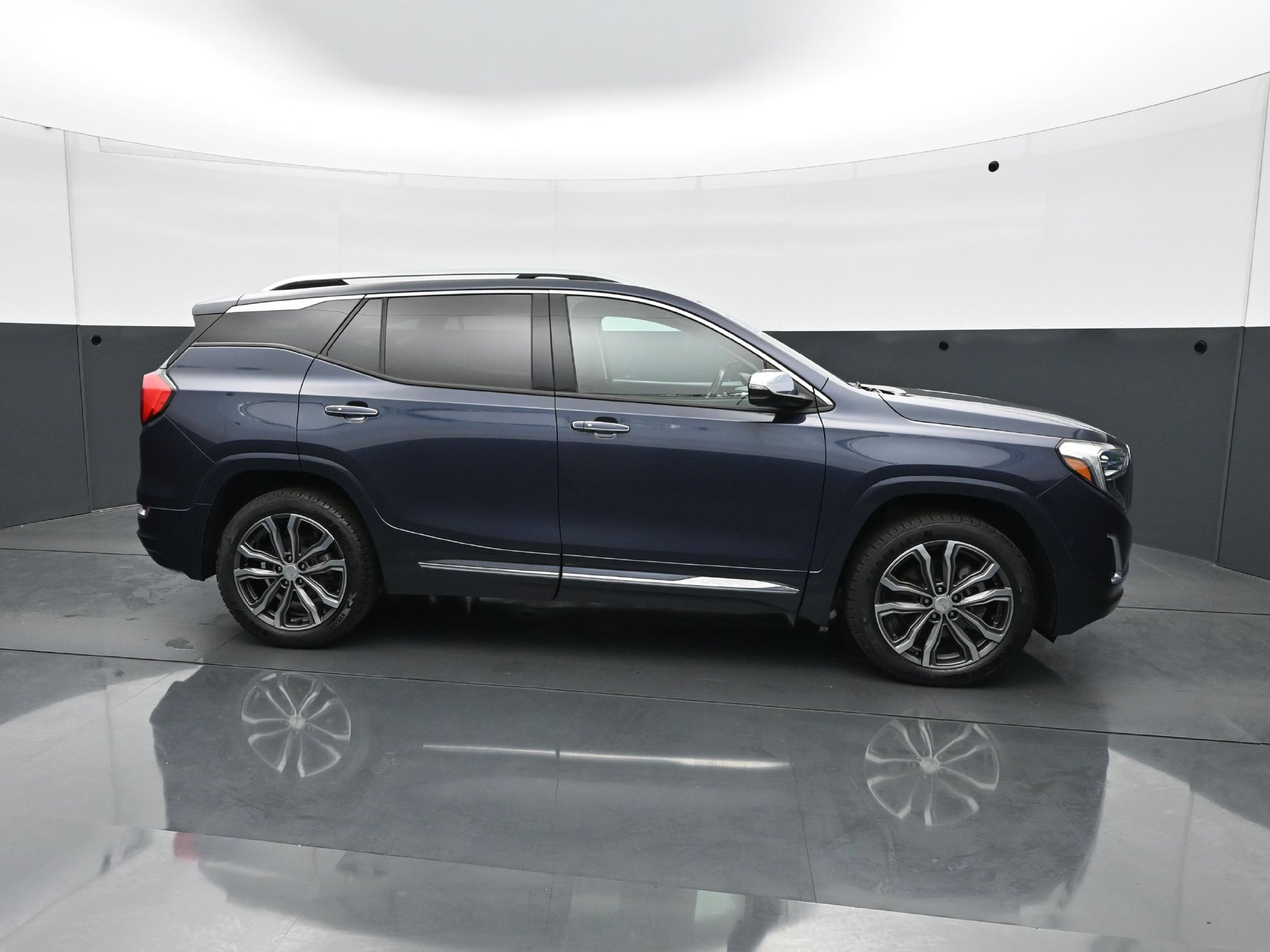 Used 2018 GMC Terrain Denali w/ Advanced Safety Package AWD/4WD image 8