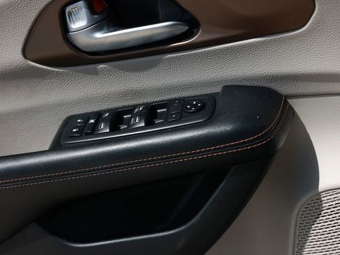 Used 2018 Chrysler Pacifica Touring Plus w/ Tire & Wheel Group FWD image 43