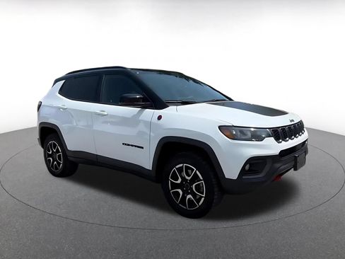 Used 2025 Jeep Compass Trailhawk AWD/4WD image 2