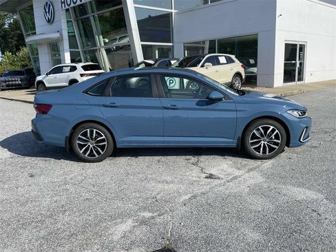 Used 2025 Volkswagen Jetta SE FWD image 2