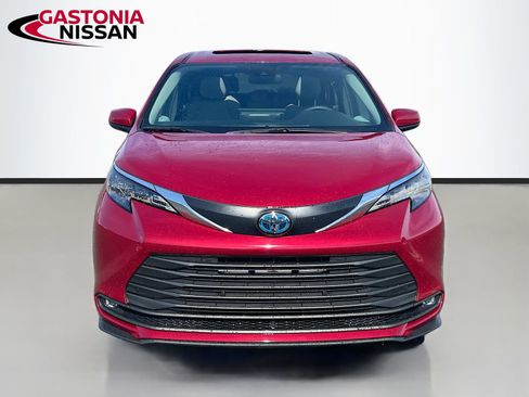 Used 2025 Toyota Sienna XLE image 2