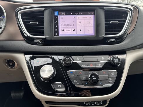 Used 2023 Chrysler Voyager LX image 19