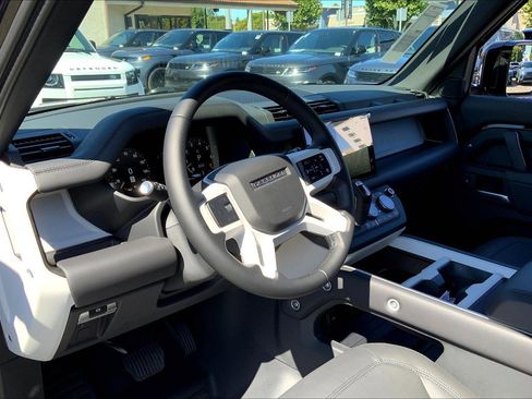 New 2025 Land Rover Defender 110 X-Dynamic SE image 9