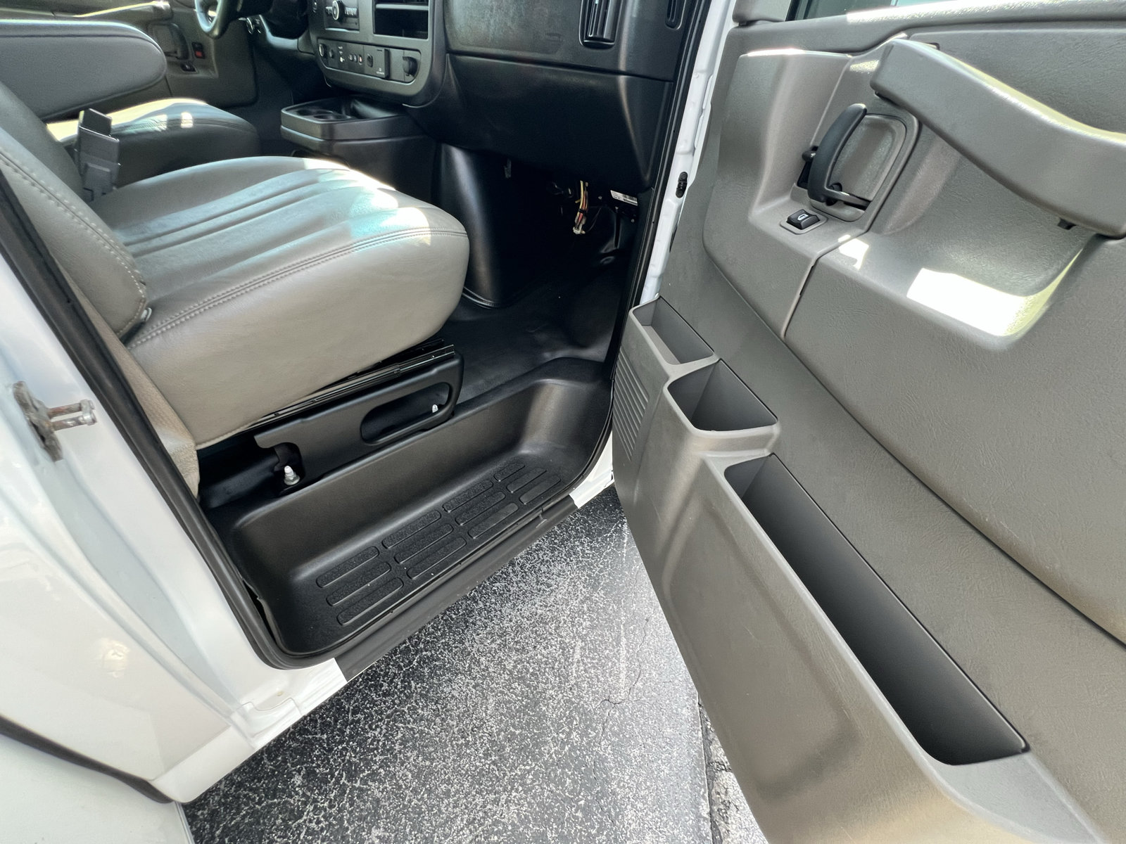 Used 2020 Chevrolet Express 3500 w/ Power Convenience Package RWD image 22