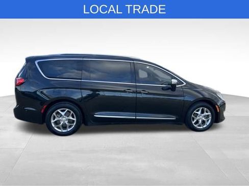 Used 2017 Chrysler Pacifica Limited image 9