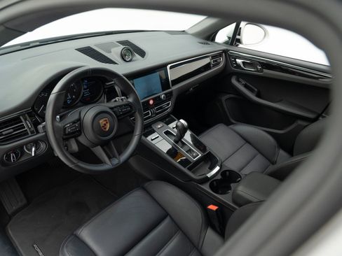 Certified 2026 Porsche Macan AWD/4WD image 4