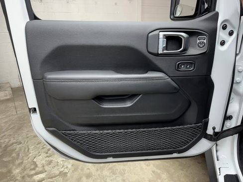 Used 2022 Jeep Wrangler Unlimited Sahara w/ Cold Weather Group image 10