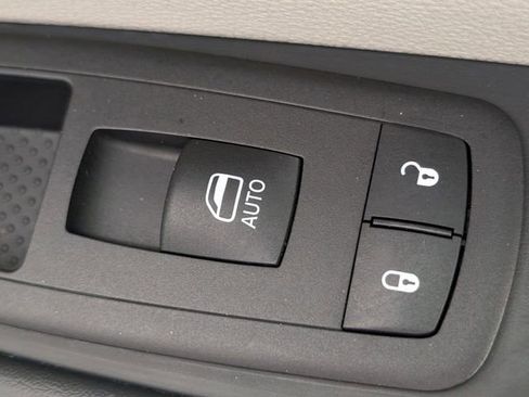 Used 2023 Chrysler Pacifica Touring-L image 34