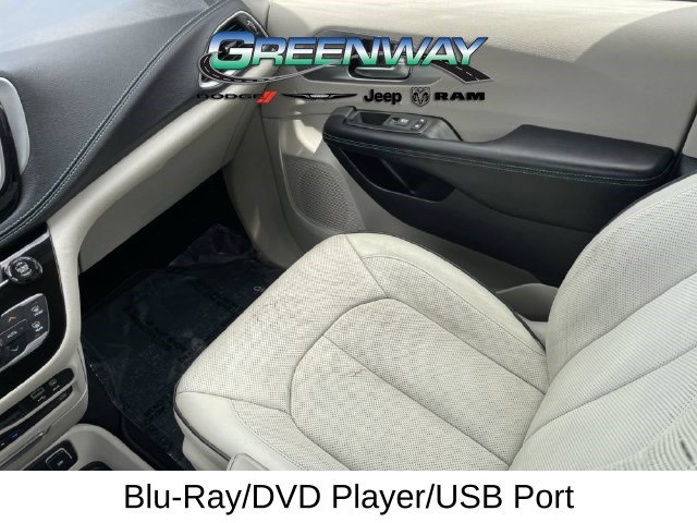Used 2017 Chrysler Pacifica Platinum FWD image 18