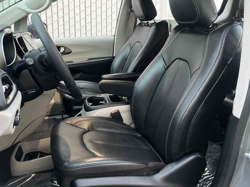 Used 2022 Chrysler Pacifica Touring-L image 34