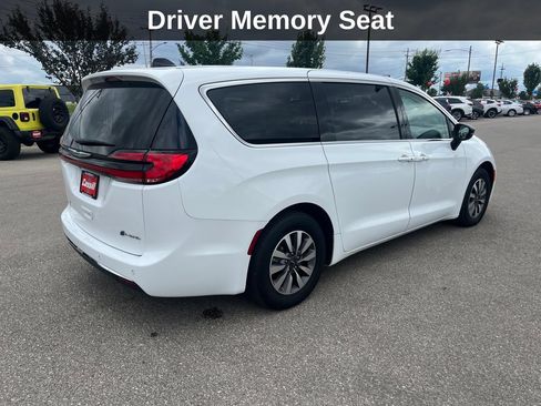 Used 2024 Chrysler Pacifica Limited FWD image 6