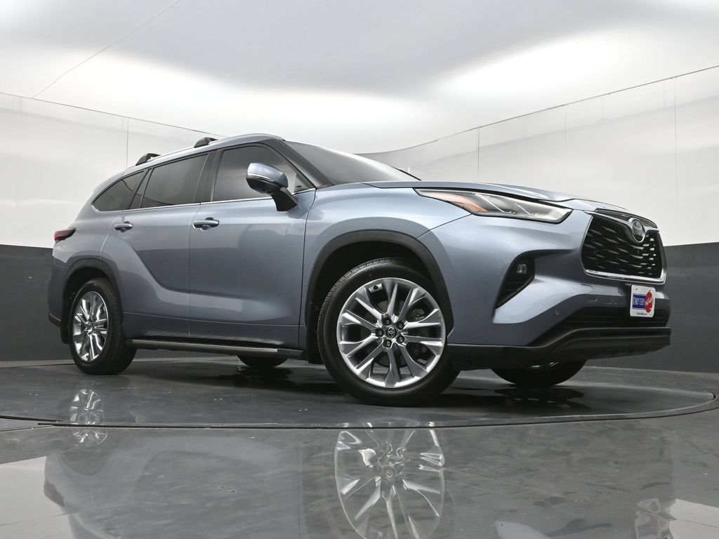 Used 2024 Toyota Highlander Limited FWD image 28