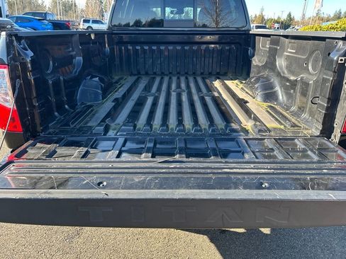 Used 2017 Nissan Titan SV image 32