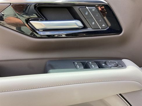 Used 2025 Chevrolet Tahoe LT RWD image 7