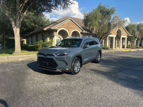 Used 2025 Toyota Grand Highlander AWD image 4