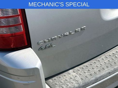 Used 2010 Chrysler Town & Country Touring w/ Heated Seat Group FWD image 9