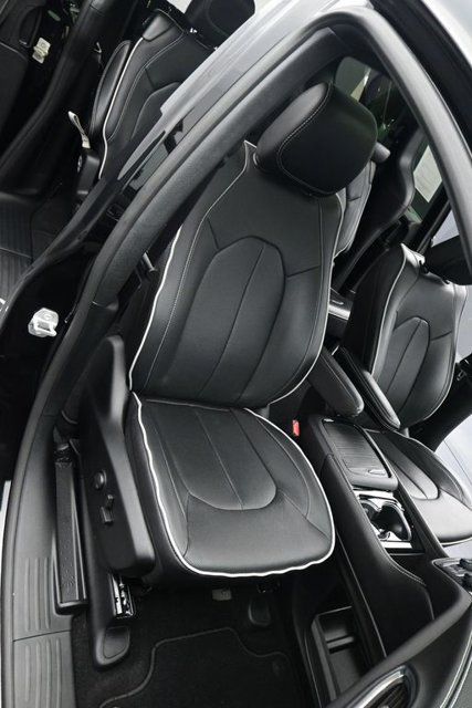 Used 2026 Chrysler Pacifica Limited FWD image 18