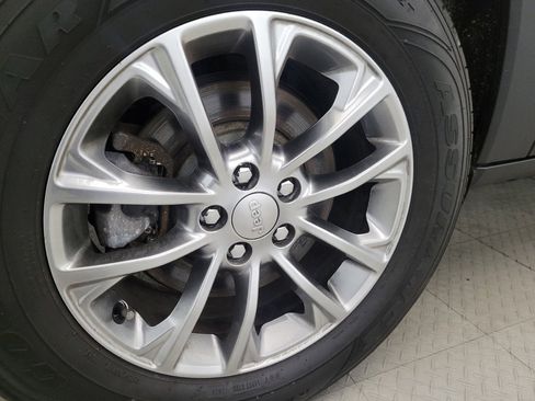 Used 2019 Jeep Cherokee Latitude Plus w/ Cold Weather Group image 31