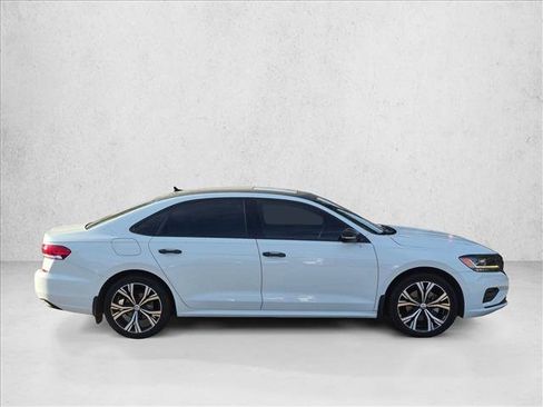 Used 2021 Volkswagen Passat 2.0T SE FWD image 4