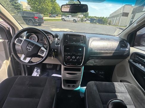 Used 2017 Dodge Grand Caravan SE w/ UConnect Hands-Free Group FWD image 19