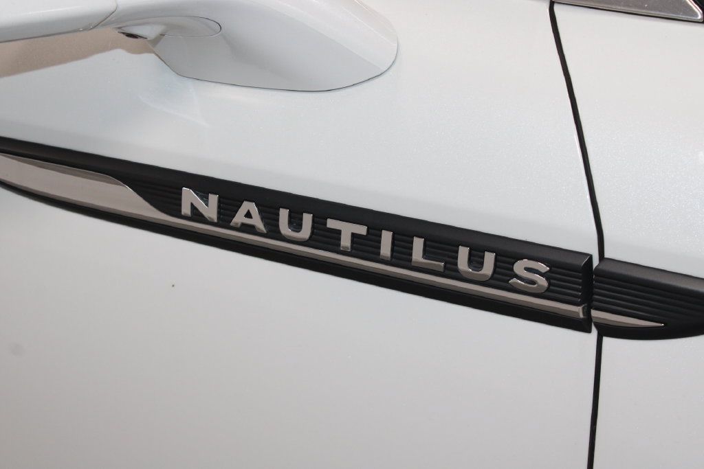 Used 2022 Lincoln Nautilus Reserve w/ Equipment Group 201A FWD image 12