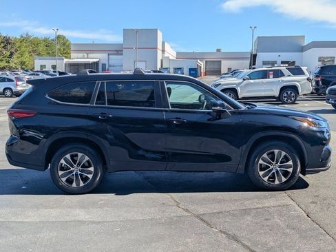 Used 2023 Toyota Highlander XLE image 8