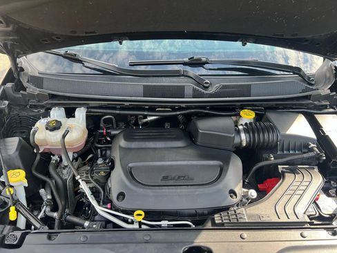 Used 2022 Chrysler Voyager LX image 18