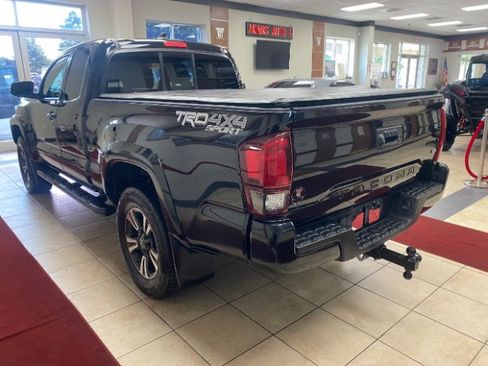 Used 2019 Toyota Tacoma TRD Sport image 5