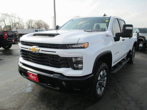 Used 2024 Chevrolet Silverado 2500 Custom w/ Custom Value Package image 10
