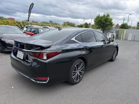 Used 2025 Lexus ES 300h w/ Premium Package image 3