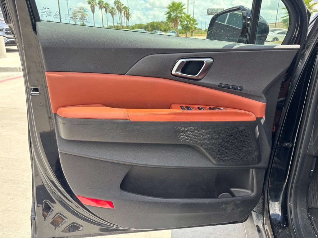 Used 2025 Kia Carnival EX FWD image 9