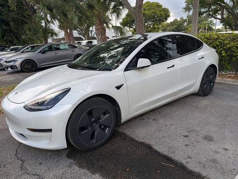 Used 2022 Tesla Model 3 RWD image 3