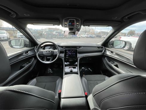 New 2025 Jeep Grand Cherokee Altitude image 11