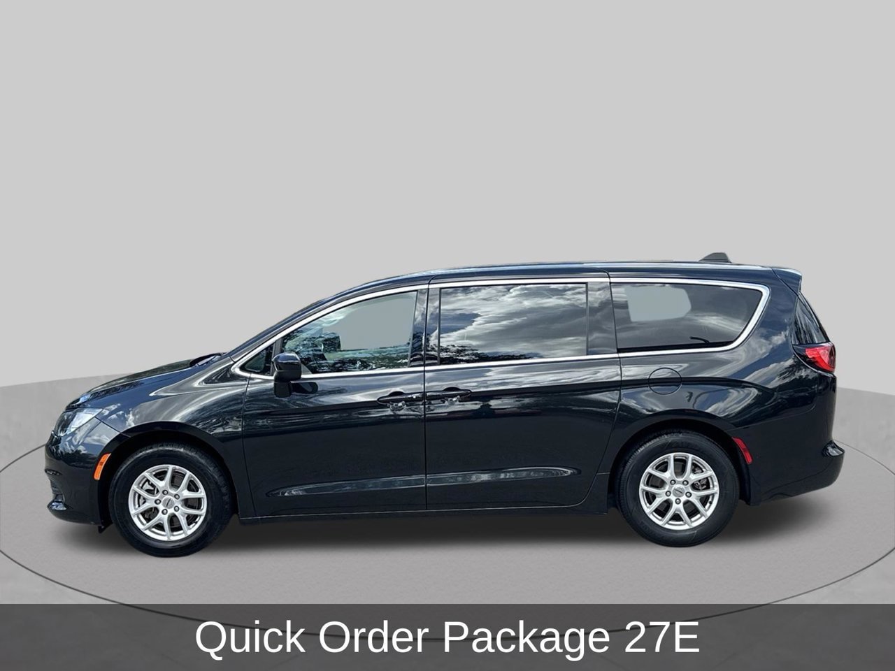 Used 2023 Chrysler Voyager LX FWD image 2