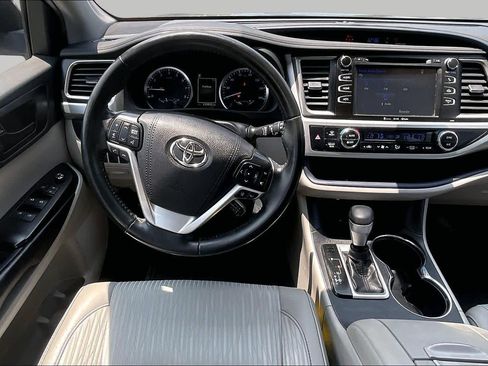 Used 2019 Toyota Highlander Plus FWD image 6
