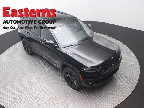 Used 2024 Jeep Grand Cherokee Altitude AWD/4WD image 3